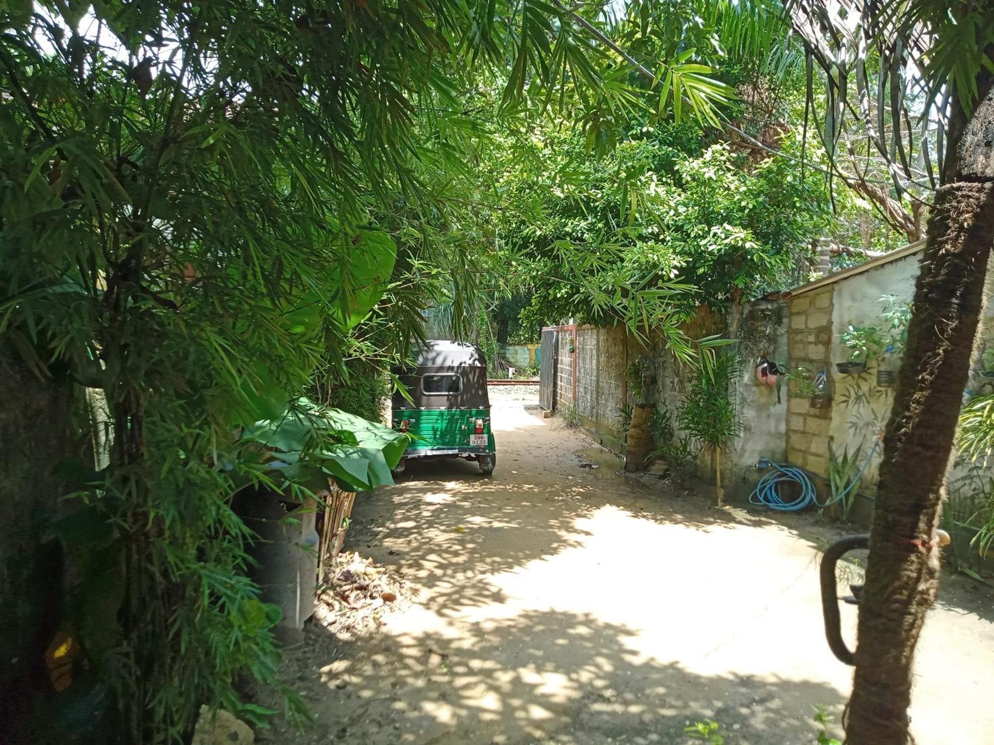 Suninn Hostel And Surf School Weligama Ngoại thất bức ảnh