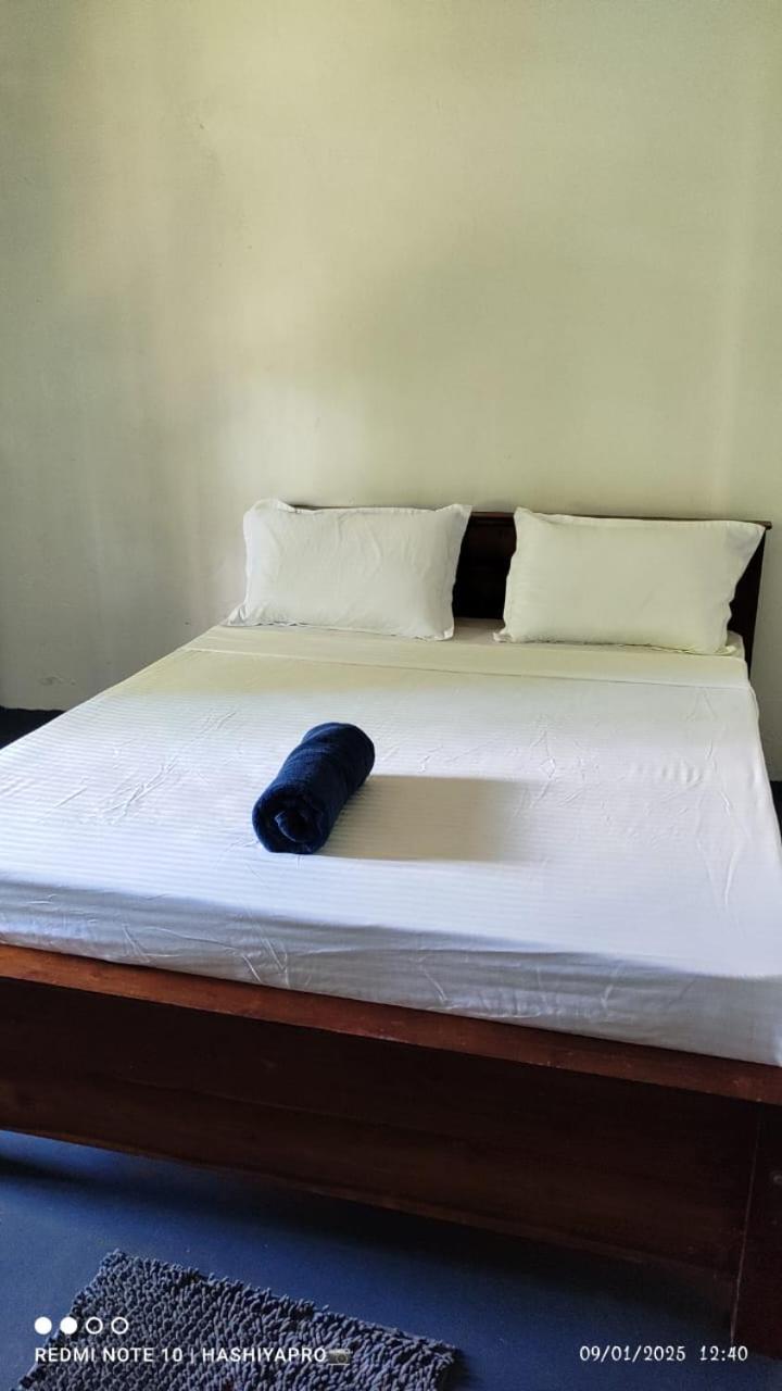 Suninn Hostel And Surf School Weligama Ngoại thất bức ảnh